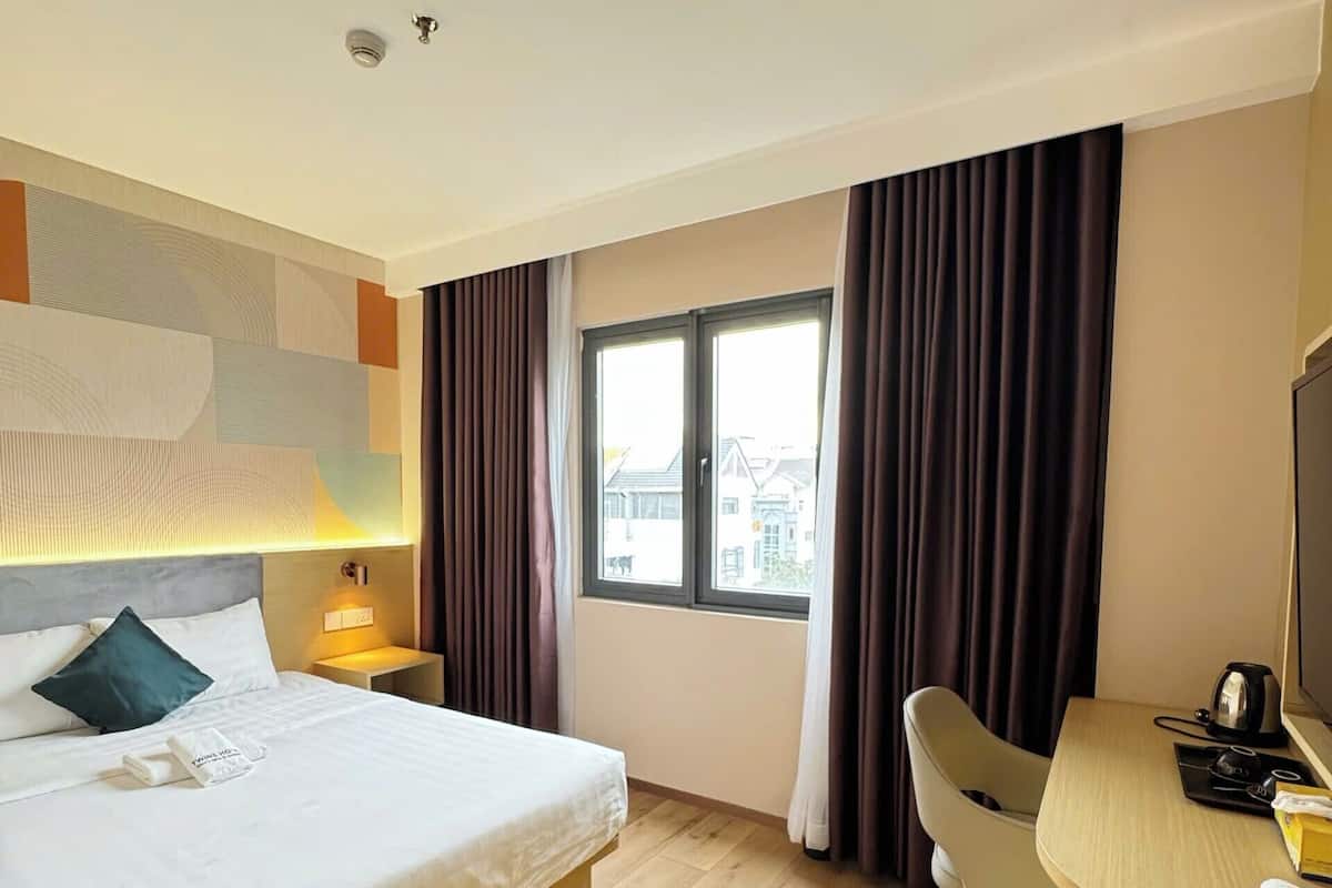 Premium bedding, minibar, individually furnished, laptop workspace