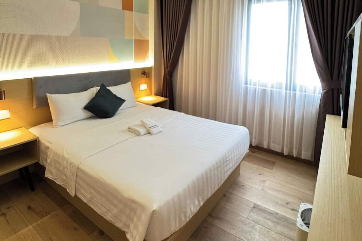 Premium bedding, minibar, individually furnished, laptop workspace