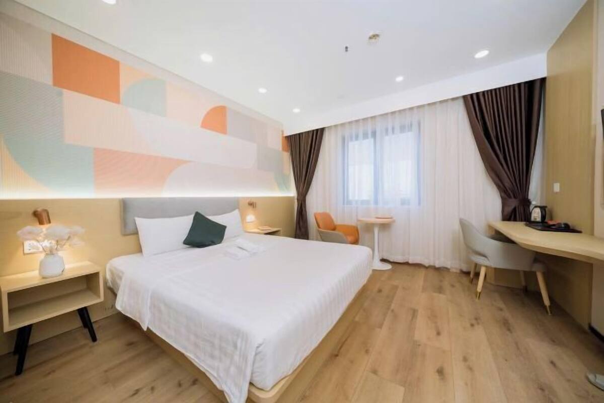 Premium bedding, minibar, individually furnished, laptop workspace