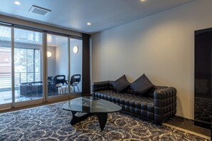 Suite (Mist Sauna, Large Double) | Kostenlose Minibar, Zimmersafe, Schreibtisch, kostenloses WLAN