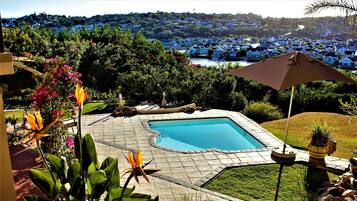 Utomhuspool och solstolar