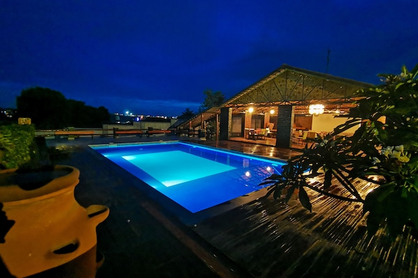 Kolam renang outdoor, dengan kursi berjemur