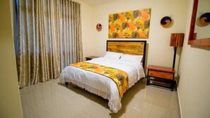 Tabla de planchar con plancha, wifi gratis, ropa de cama