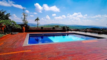 Piscine extérieure, chaises longues