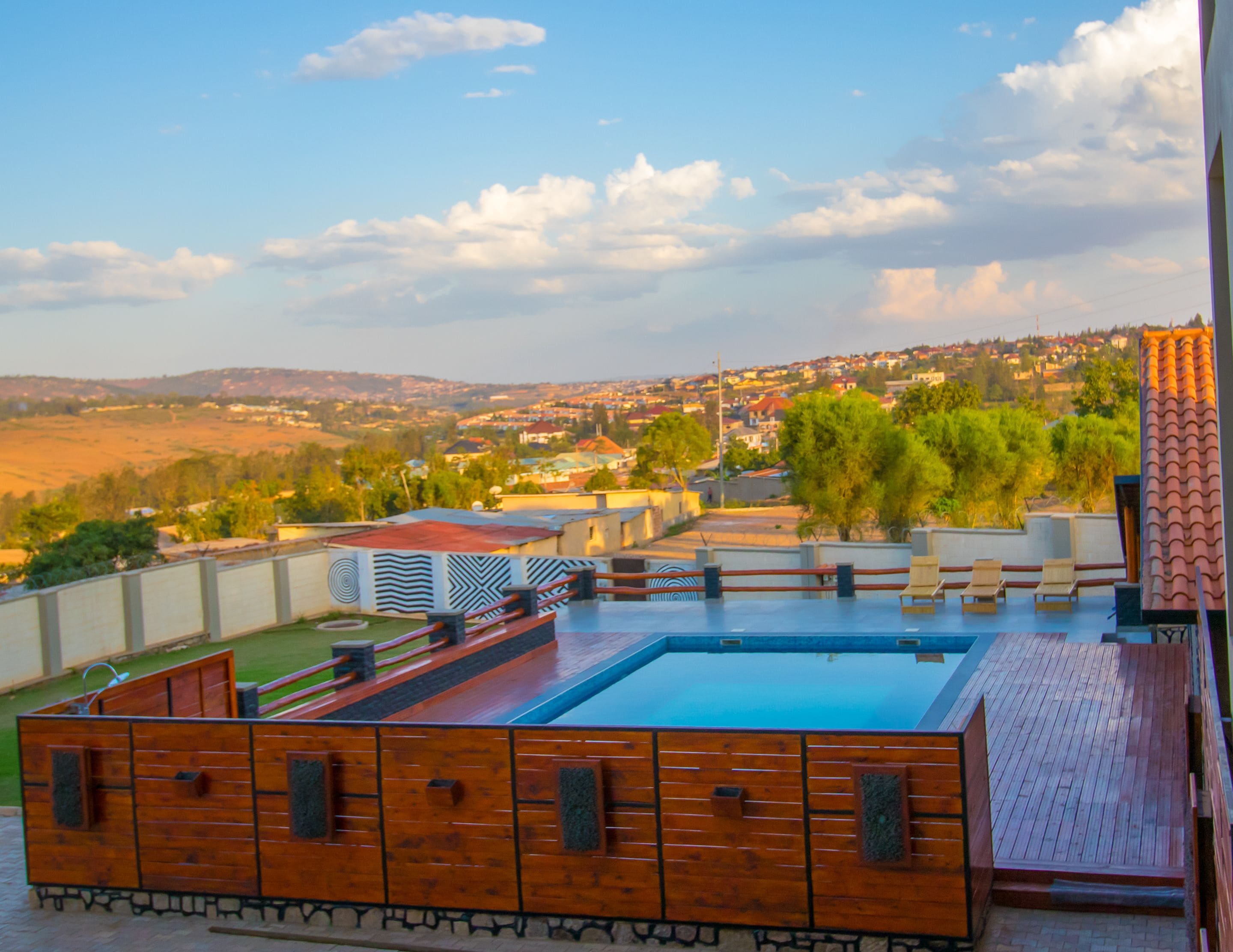 Una piscina al aire libre, tumbonas