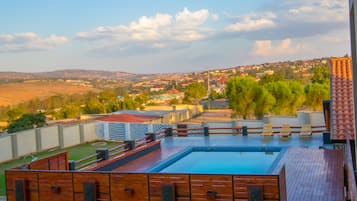 Una piscina al aire libre, tumbonas