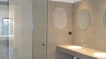 Luxury Apartment, 3 Bedrooms, Ocean View | Bathroom | Shower, hair dryer, towels