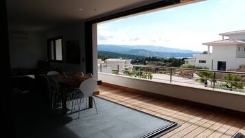 Appartement Luxe, 3 chambres, piscine privée, vue partielle sur l'océan | Terrasse/Patio