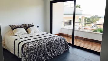 Luxury-Apartment, 3 Schlafzimmer, eigener Pool, eingeschrÀnkter Meerblick