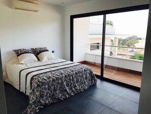 Appartement Luxe, 3 chambres, piscine privée, vue partielle sur l'océan | 1 chambre, literie de qualité supérieure, chambres insonorisées