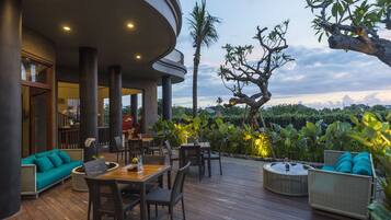 2 restaurants, breakfast, lunch served; local and international cuisine