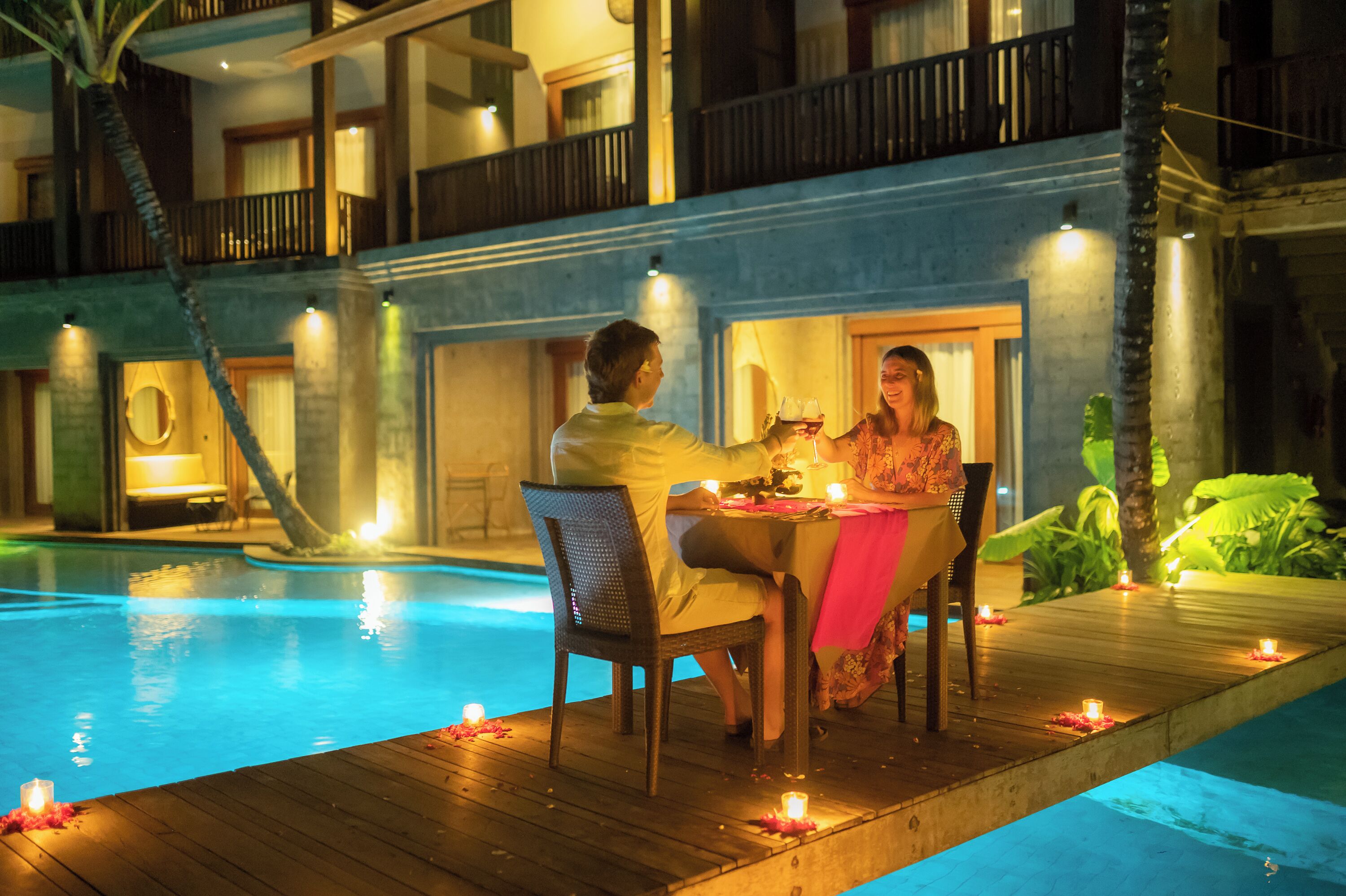 2 restaurants, breakfast, lunch served; local and international cuisine