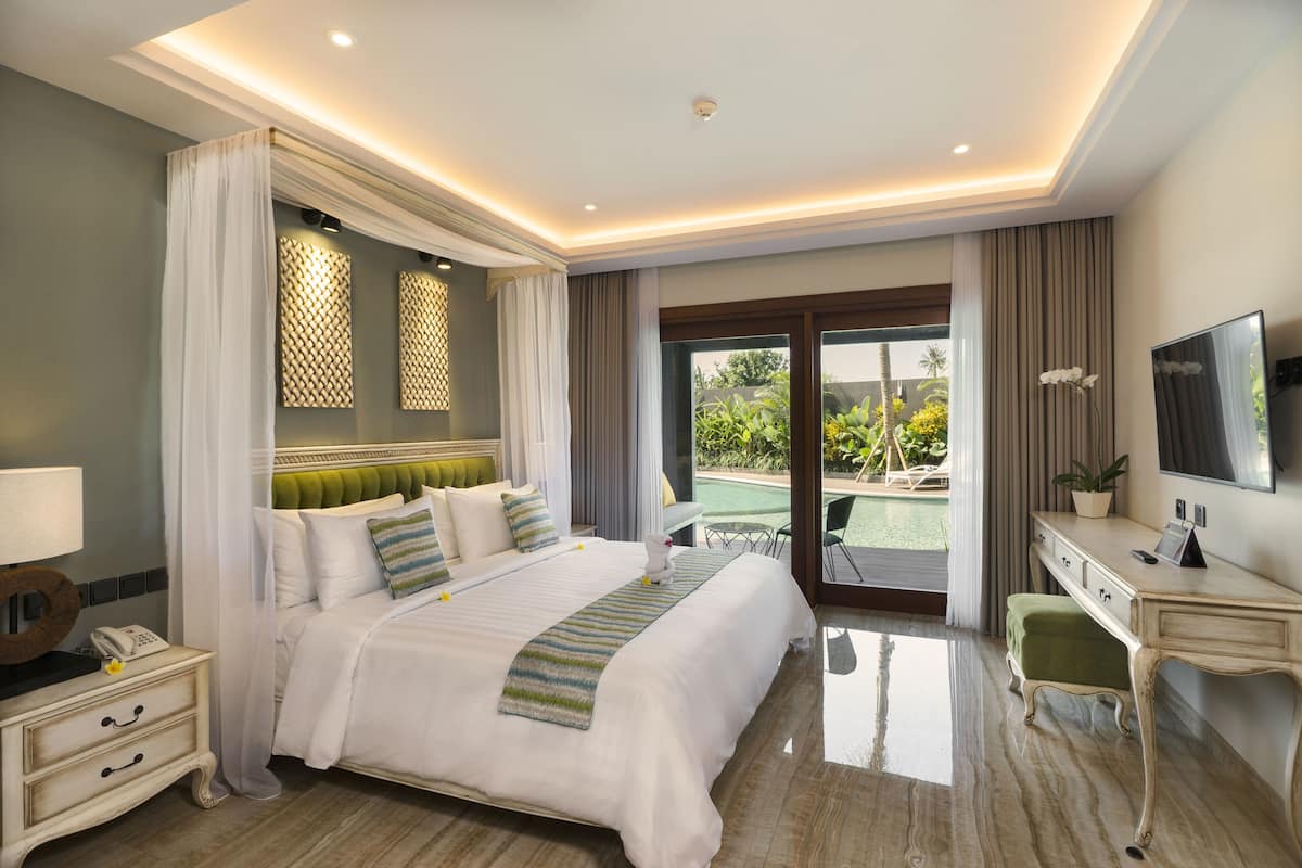 Suite Lagoon Access (1 large bed) | In-room safe, desk, soundproofing, iron/ironing board (on request)