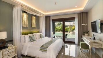 Habitación de hotel moderna con una cama grande, un escritorio, un televisor y vistas a una piscina.
