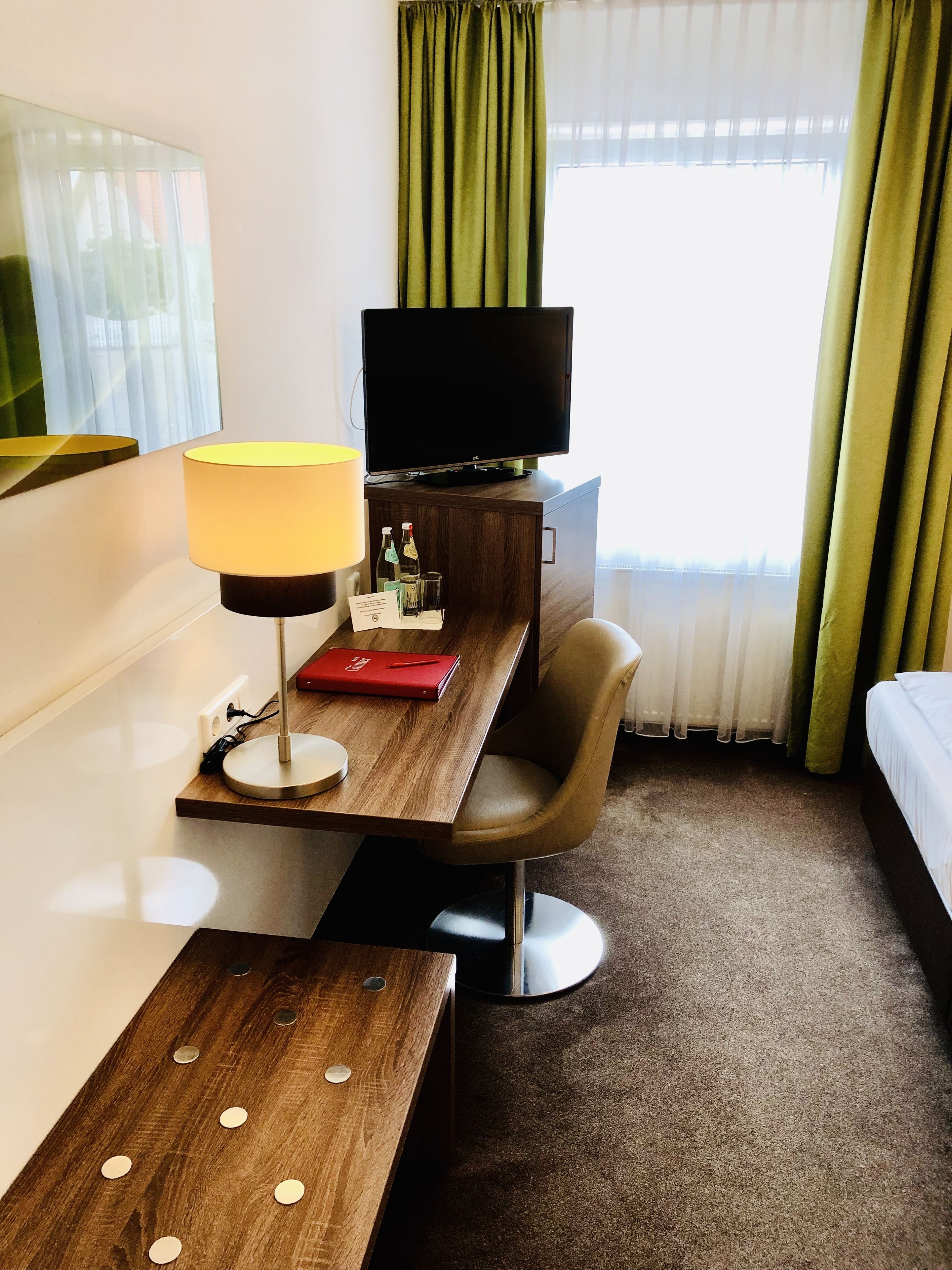 comfort single room | living area | 70-cm flat-screen tv with cable channels, tv