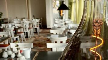 朝食 (ビュッフェ)、毎日提供 (1 名様 9.50 EUR)