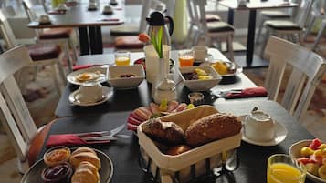 Se sirven almuerzos y cenas, cocina griega