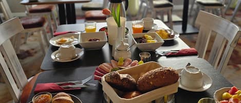 Lunch and dinner served, Greek cuisine