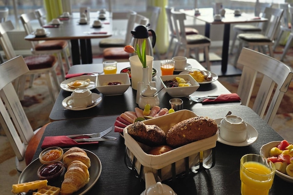 Makan tengah hari dan makan malam dihidangkan, masakan Greek