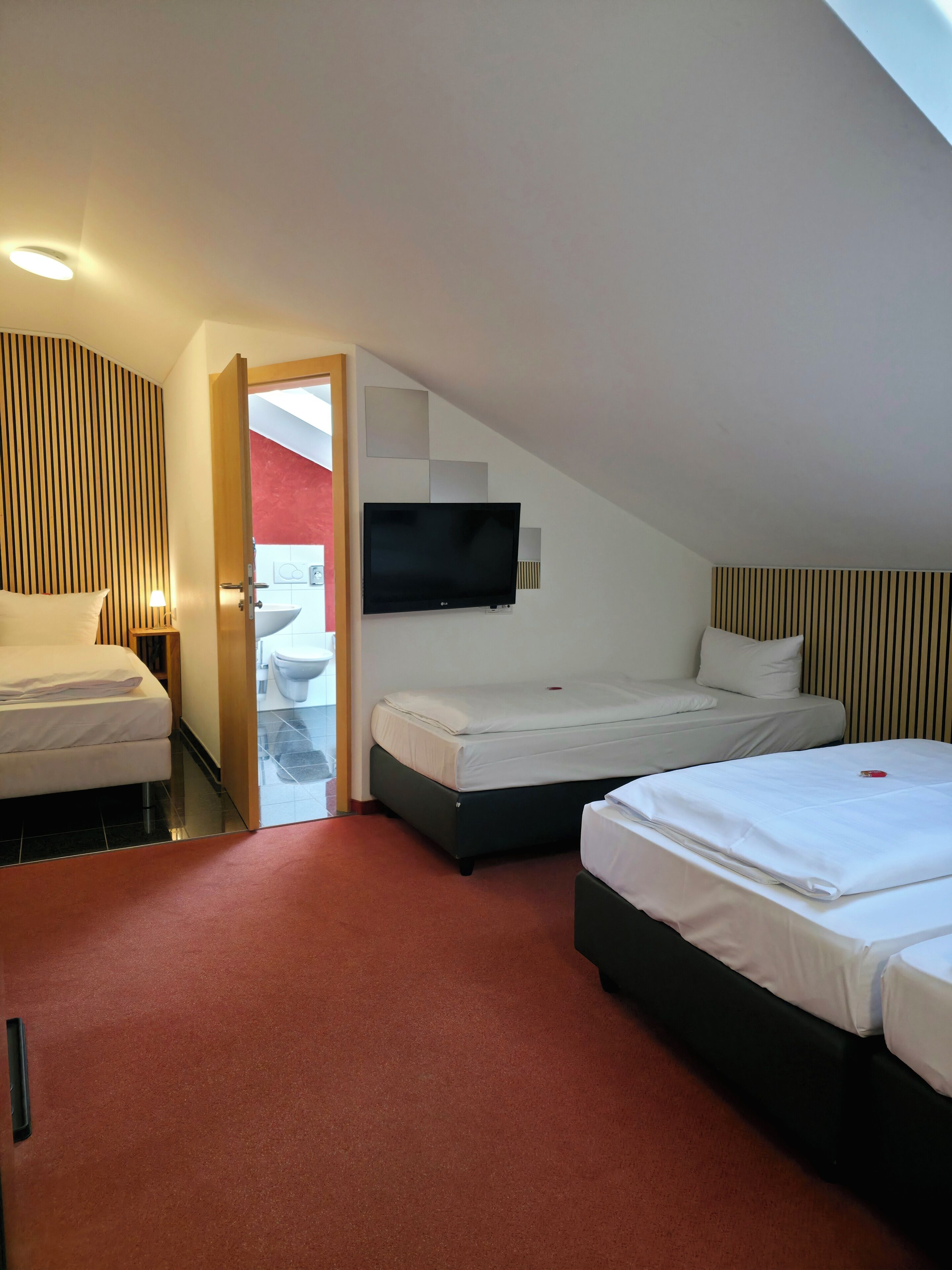 ห้องดีลักซ์สำหรับสี่ท่าน | ห้องพักตกแต่งอย่างมีเอกลักษณ์, ตกแต่งพิเศษโดยเฉพาะ, โต๊ะทำงาน