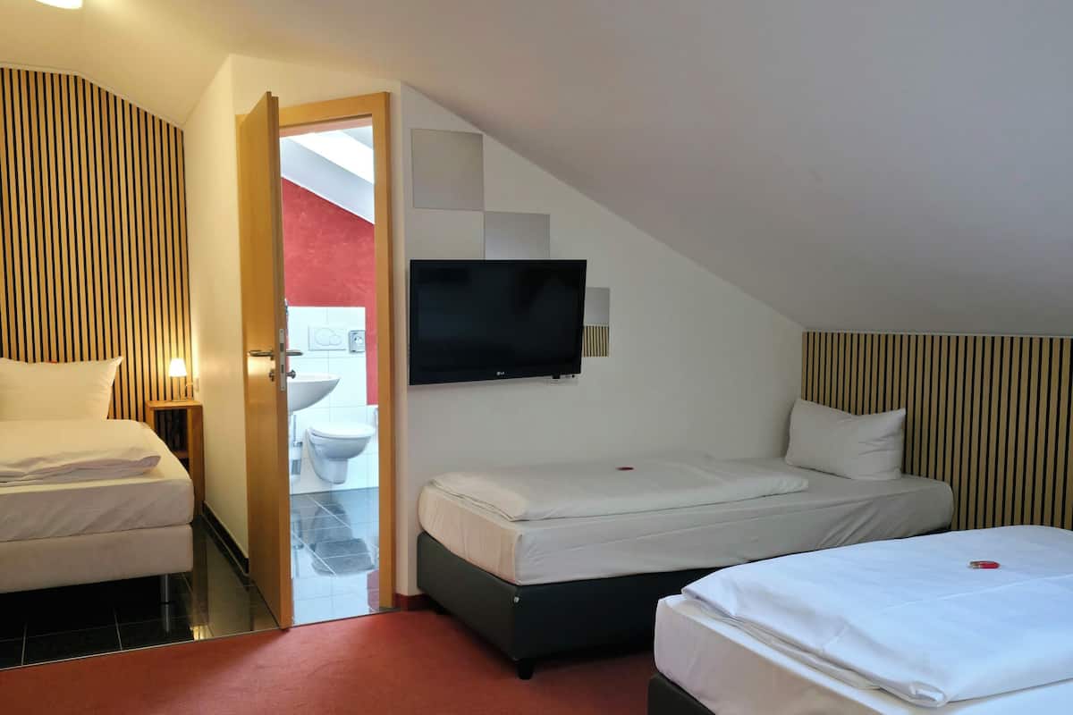 Deluxe Quadruple Room | Individually decorated, individually furnished, desk, laptop workspace