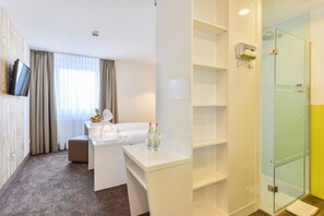 Hypo-allergenic bedding, desk, laptop workspace, blackout curtains - Hotel Günter (Lenting)