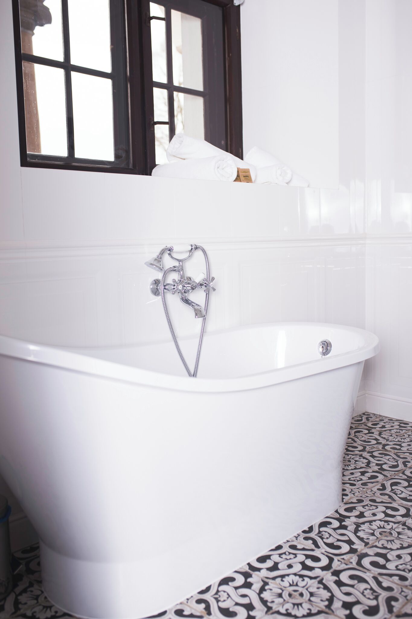 comfort single room, 1 single bed, garden view | bathroom | hair dryer, towels, soap, shampoo