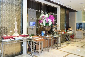 Daily buffet breakfast (CNY 68 per person)