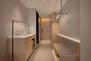 Down duvets, desk, laptop workspace, blackout curtains - Holiday Inn Express Yiwu International Trade City by IHG (Jinhua)