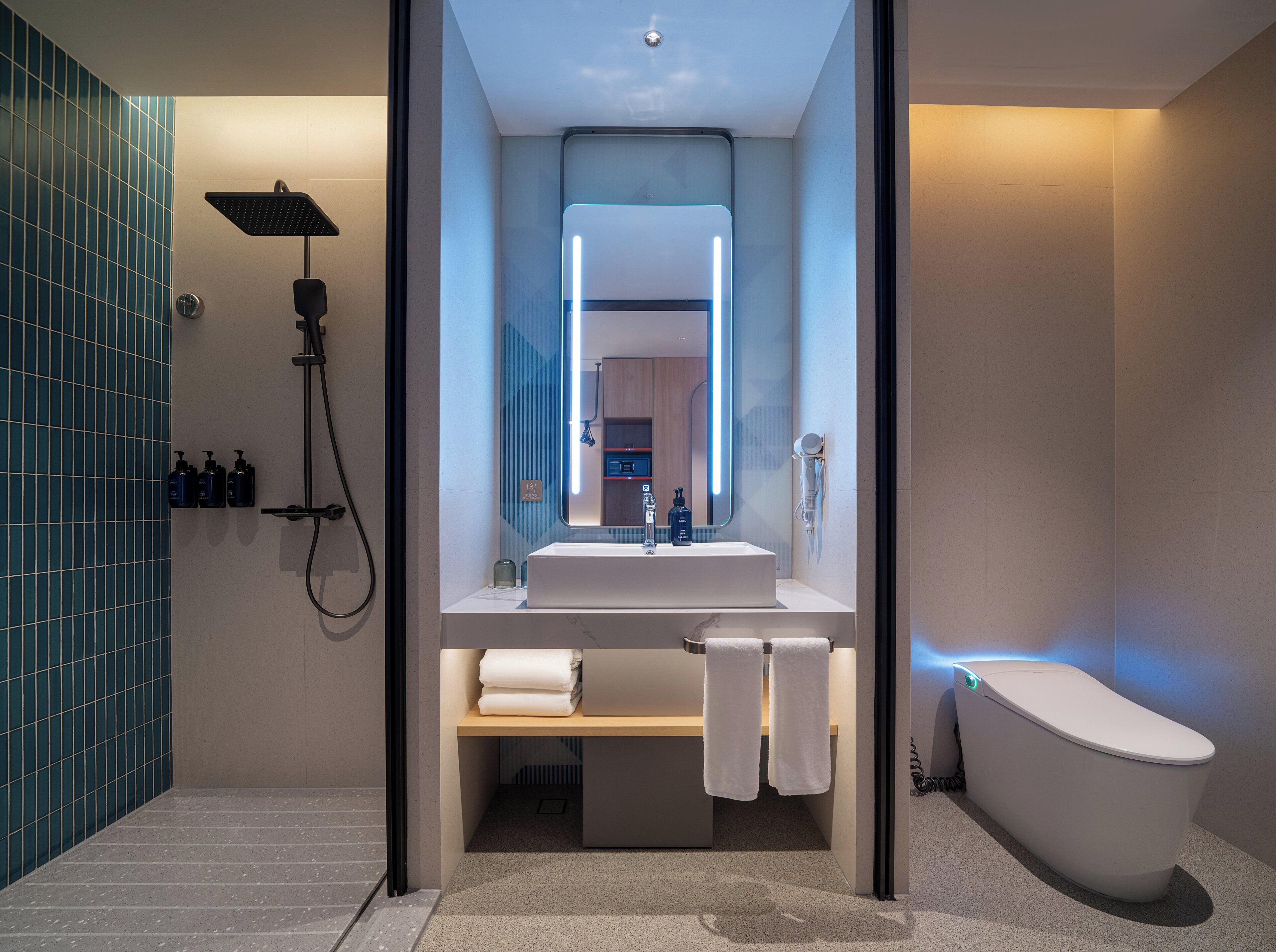 Douche, articles de toilette gratuits, sèche-cheveux, chaussons