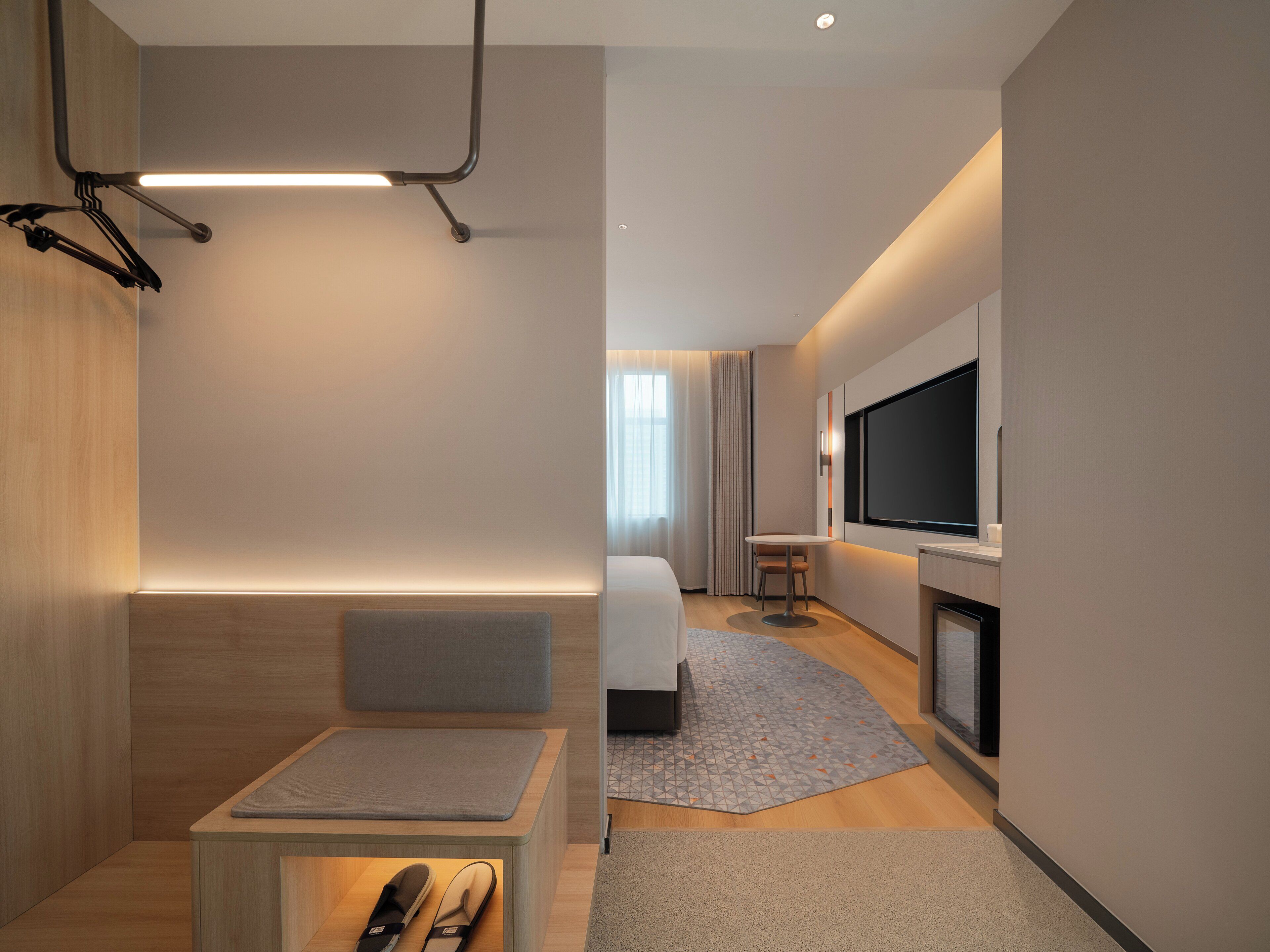 Rom – standard (Extra Floor Space) | Dundyner, skrivebord, skrivebord for bærbar PC og blendingsgardiner