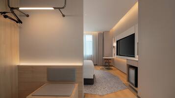 Rom – standard (Extra Floor Space) | Dundyner, skrivebord, skrivebord for bærbar PC og blendingsgardiner
