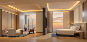 Quarto de hotel moderno com cama grande, área de estar com sofá e poltronas, pequena mesa e uma janela ampla com vista para a cidade.