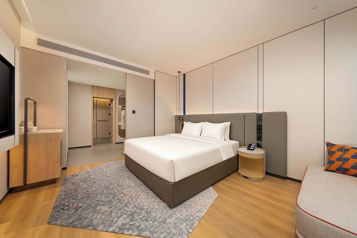 Standardzimmer (Extra Floor Space) | Daunenbettdecken, Schreibtisch, laptopgeeigneter Arbeitsplatz