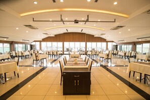 Déjeuner et dîner servis sur place, spécialités Cuisine turque