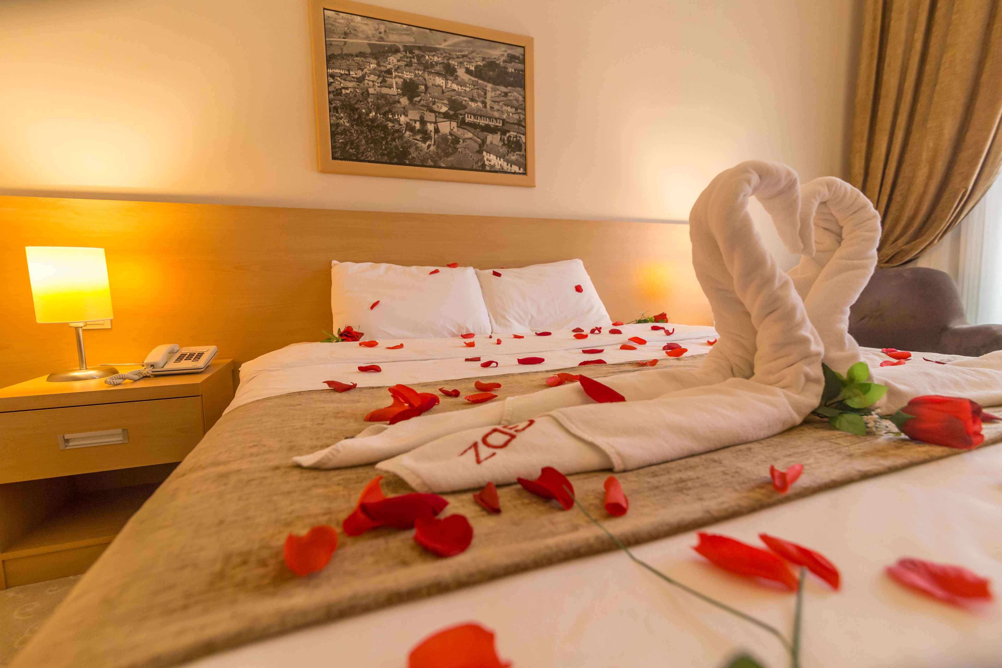 房內夾萬、書桌、摺床/加床 (收費)、免費 Wi-Fi