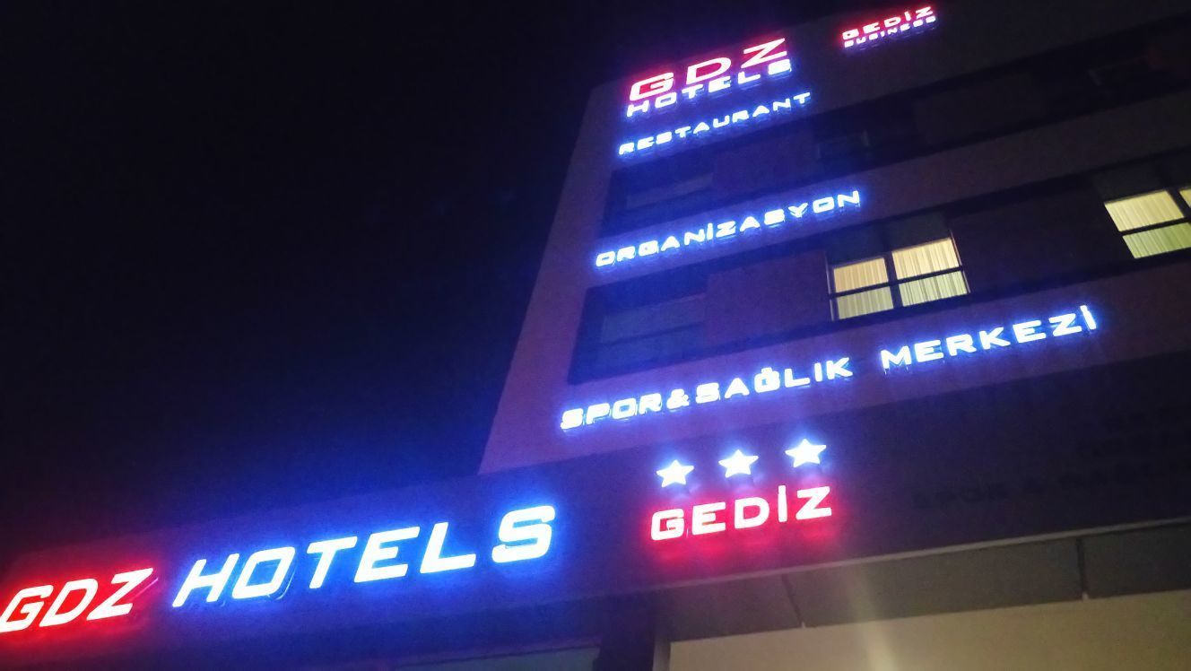 Un letrero de hotel con las palabras 'GÖZ HOTELS' y 'GÖZ' iluminadas.