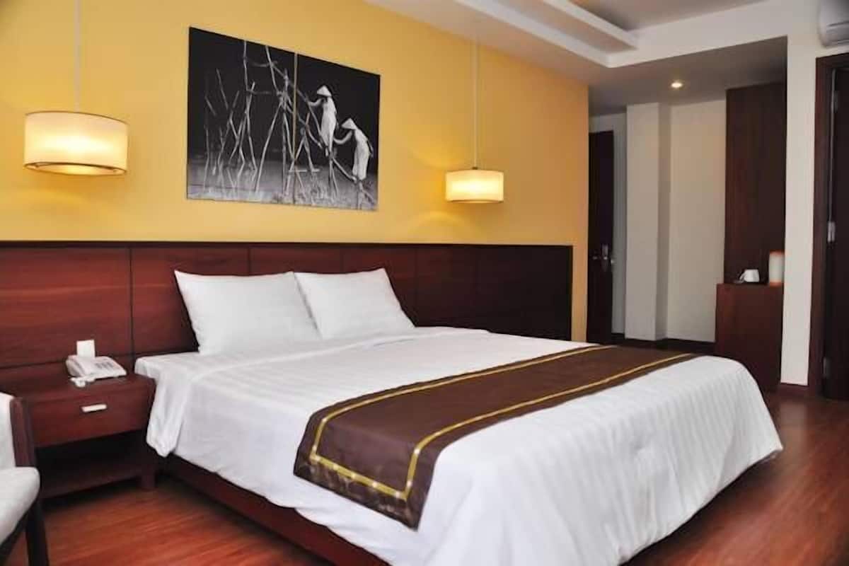 Minibar, desk, free WiFi