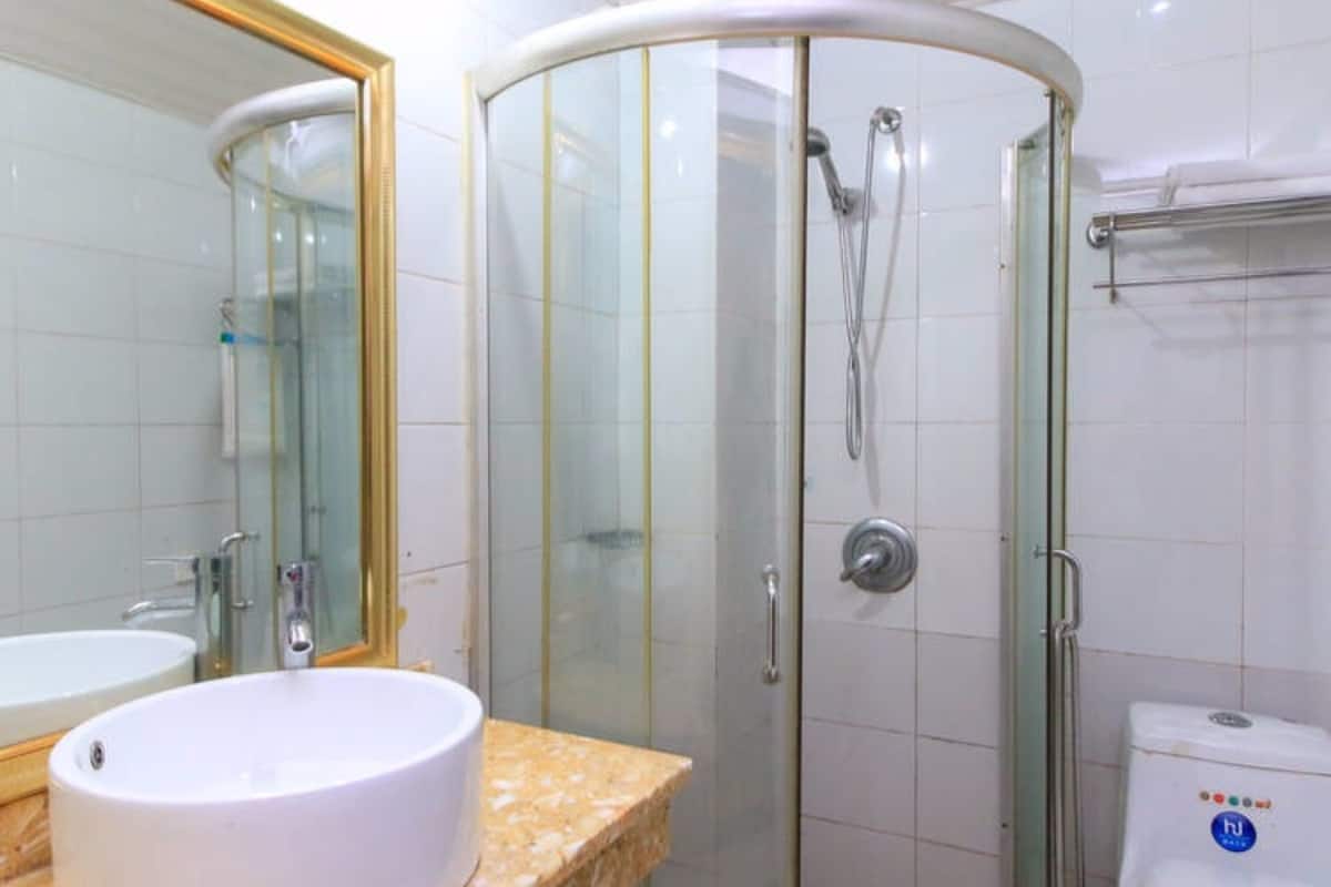 deluxe twin room | bathroom | shower, free toiletries, slippers, towels