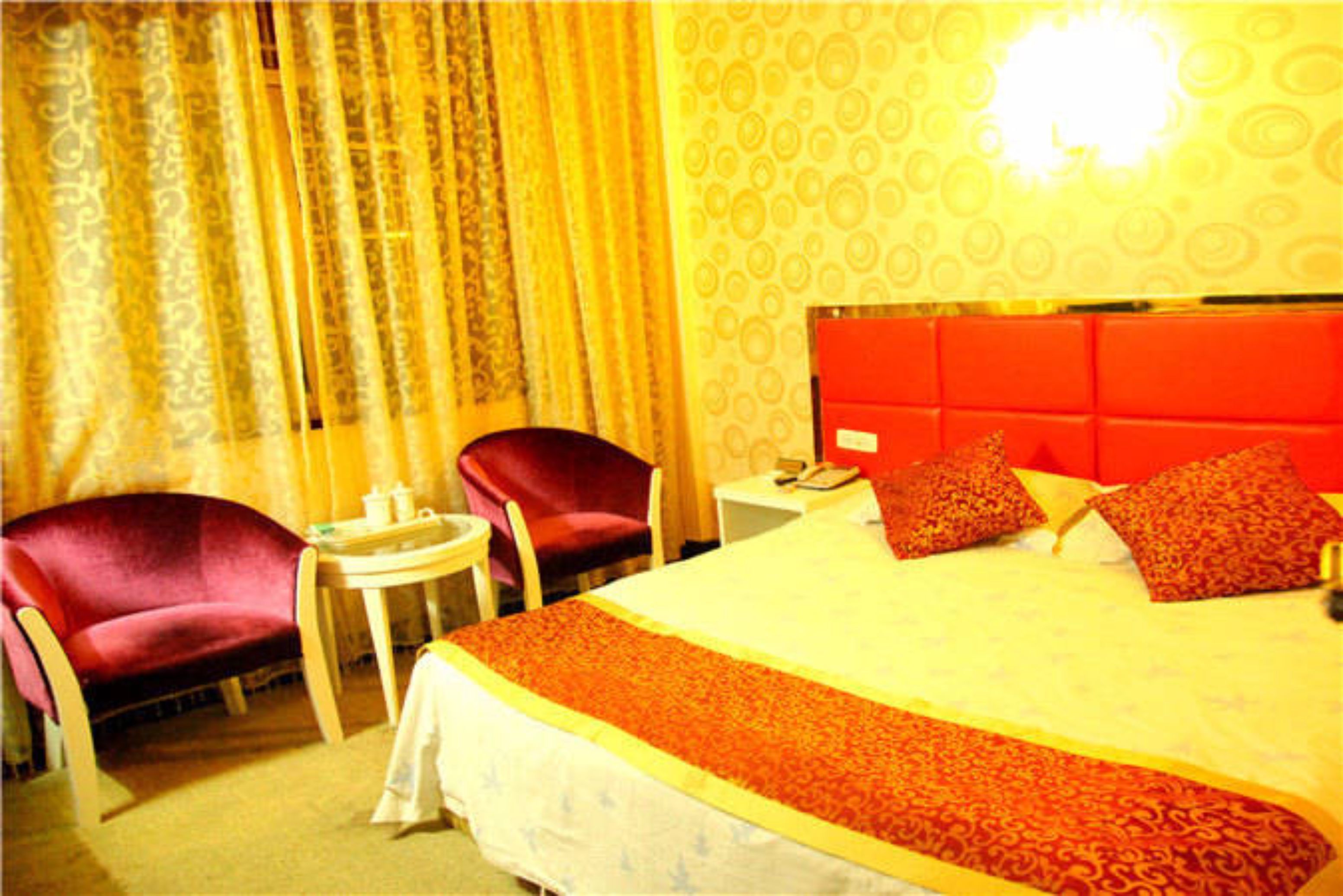 standard double room | desk, blackout curtains, free wifi