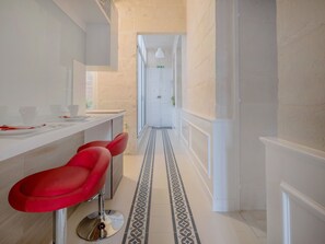 Departamento familiar, 2 habitaciones, vista a la ciudad | Área de sala de estar | Televisión de pantalla plana 