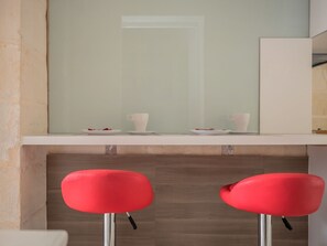 Appartement Familial, 2 chambres, vue ville | Restauration dans la chambre