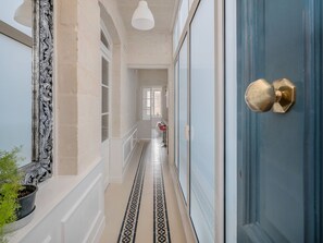 Departamento familiar, 2 habitaciones, vista a la ciudad | Pasillo