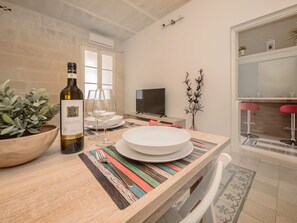Appartement Familial, 2 chambres, vue ville | Restauration dans la chambre