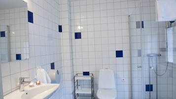 Doccia, asciugacapelli, asciugamani, sapone