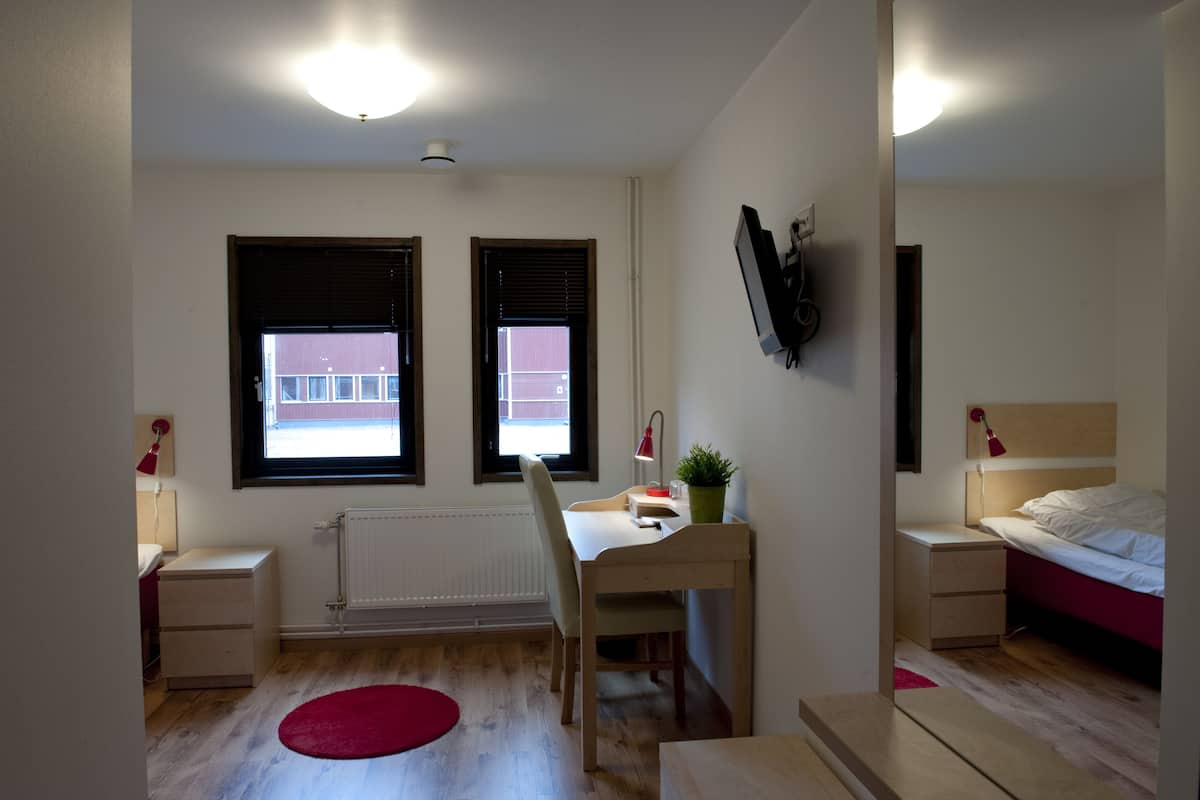 Kamar Single | Didekorasi berbeda-beda dan dilengkapi dengan perabotan berbeda-beda