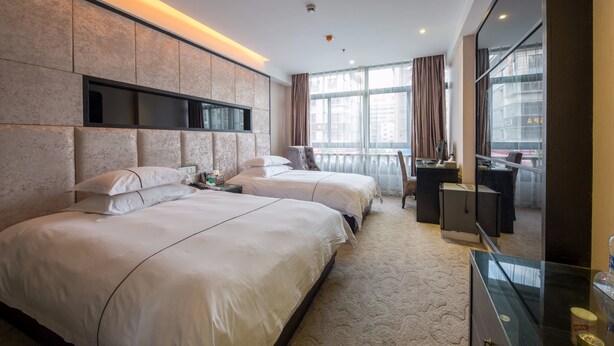 A hotel room with two beds, a desk, a chair, and a large window. - Lvgu Hotel Yiwu (Jinhua)