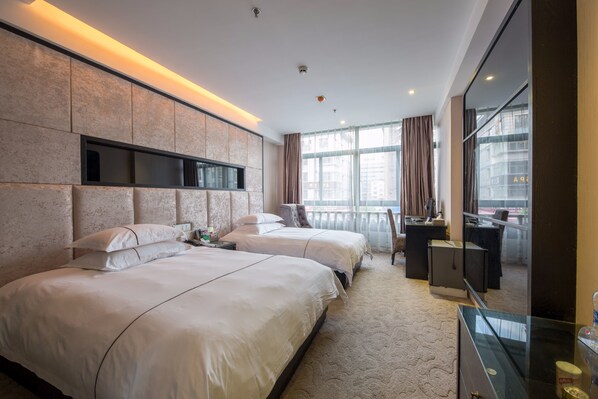 Family Room | Minibar, in-room safe, desk, blackout drapes - Lvgu Hotel Yiwu (Jinhua)