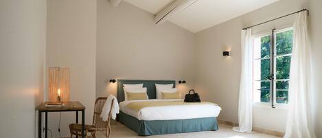 أغطية فراش متميزة ومكتب وتجهيزات عازلة للصوت وواي فاي مجانًا