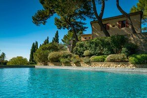 Piscine extérieure (ouverte en saison)